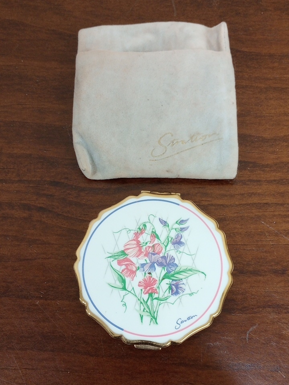 Stratton England Sweet Pea White Floral Powder Compact - Vintage!